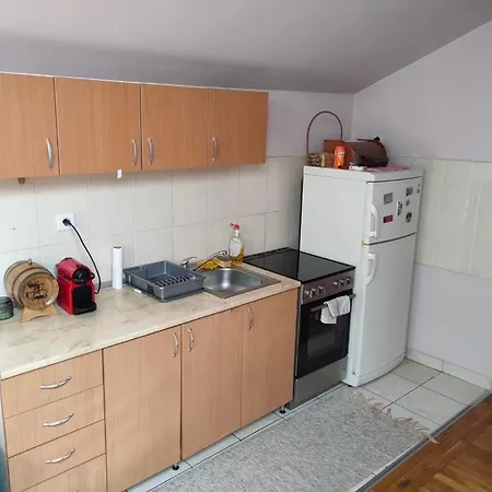 Alisa Apartment *